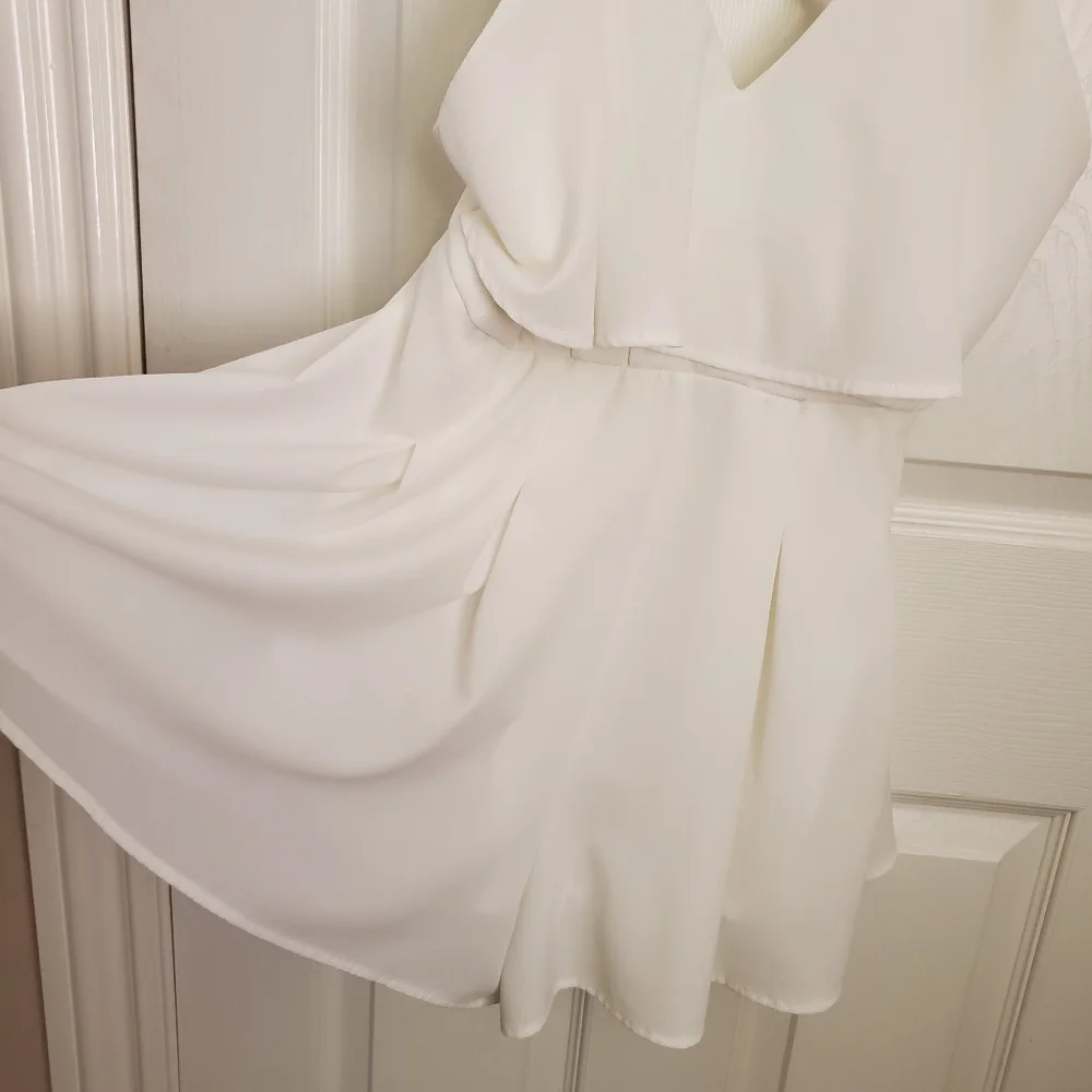 NWOT Vestique Cross Back Flowy Ruffle White Romper - Picture 4 of 7